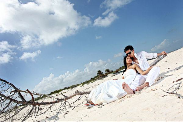 Tiffany and Ly decided on Tulum Mexico for their trash the dress photo 